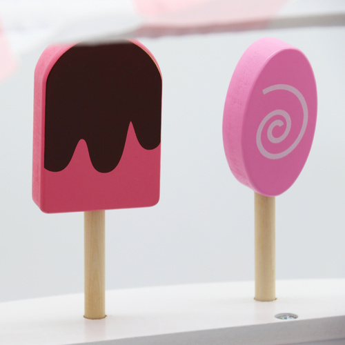 Drewniana lodziarnia na kółkach różowy